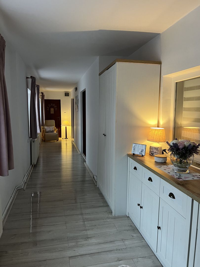 O căsuța cocheta, cu o atmosfera primitoare și calda - Poză 8