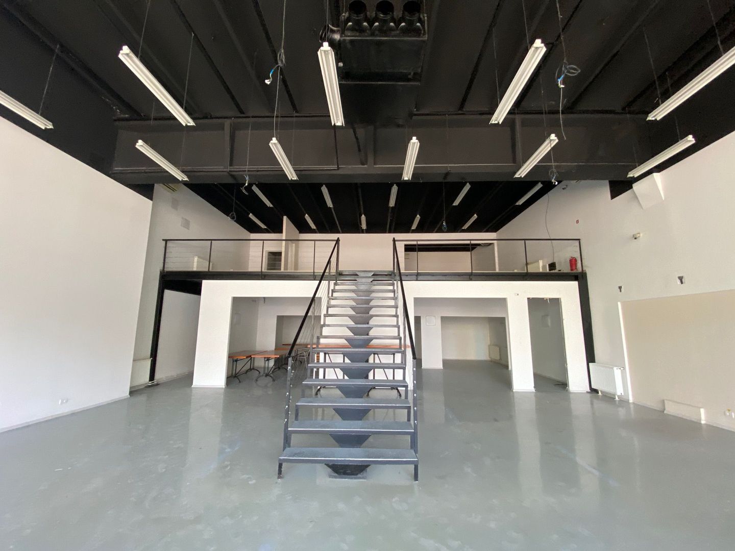 Spatiu comercial cu parcare - Poză 1