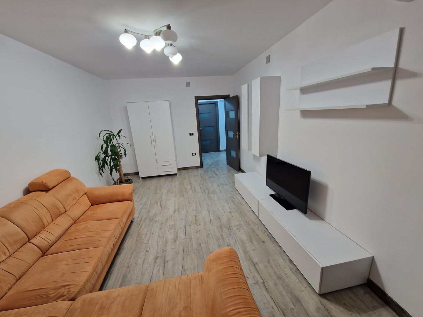 Închiriere Apartament cu 3 camere, mobilat complet, etaj 1, metrou Dristor - Poză 1