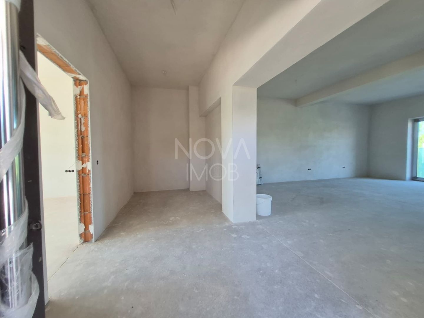 Casa generoasa cu 7 camere, 3 bai, dressing si parcare – Sura Mica - Poză 5