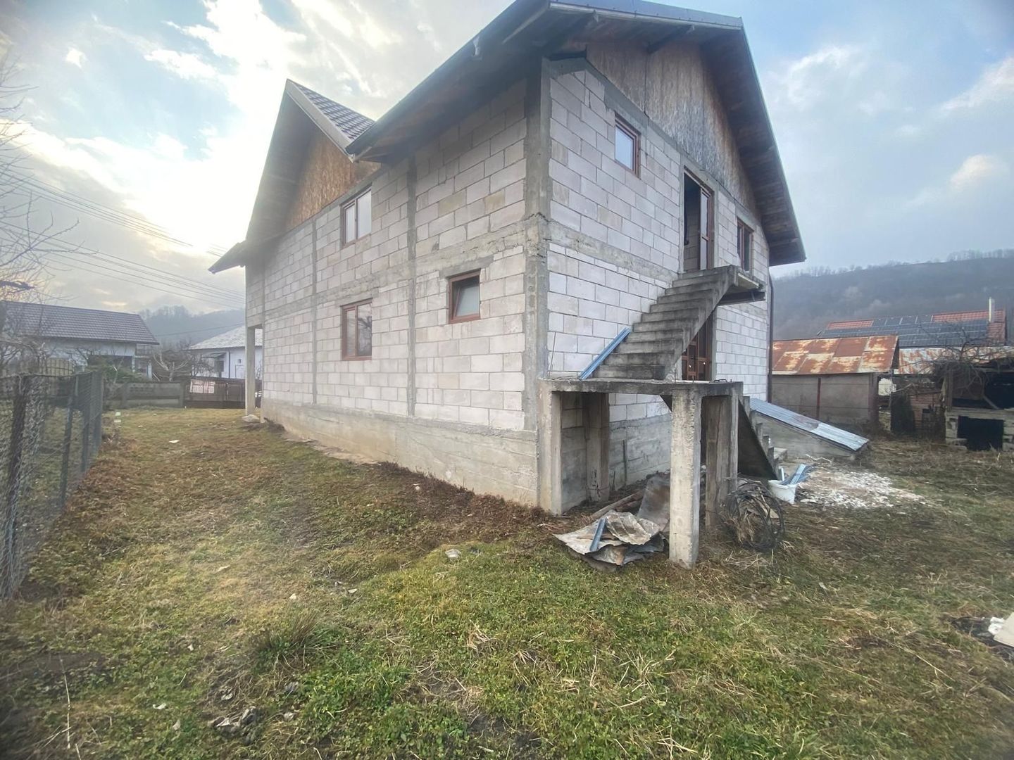 Zona de deal! Vanzare casa cu 6 camere in Pietrari - Poză 2