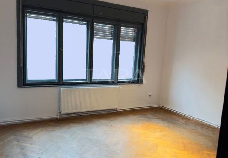 Apartament ULTRACENTRAL, 4 camere, decomandat - Poză 1