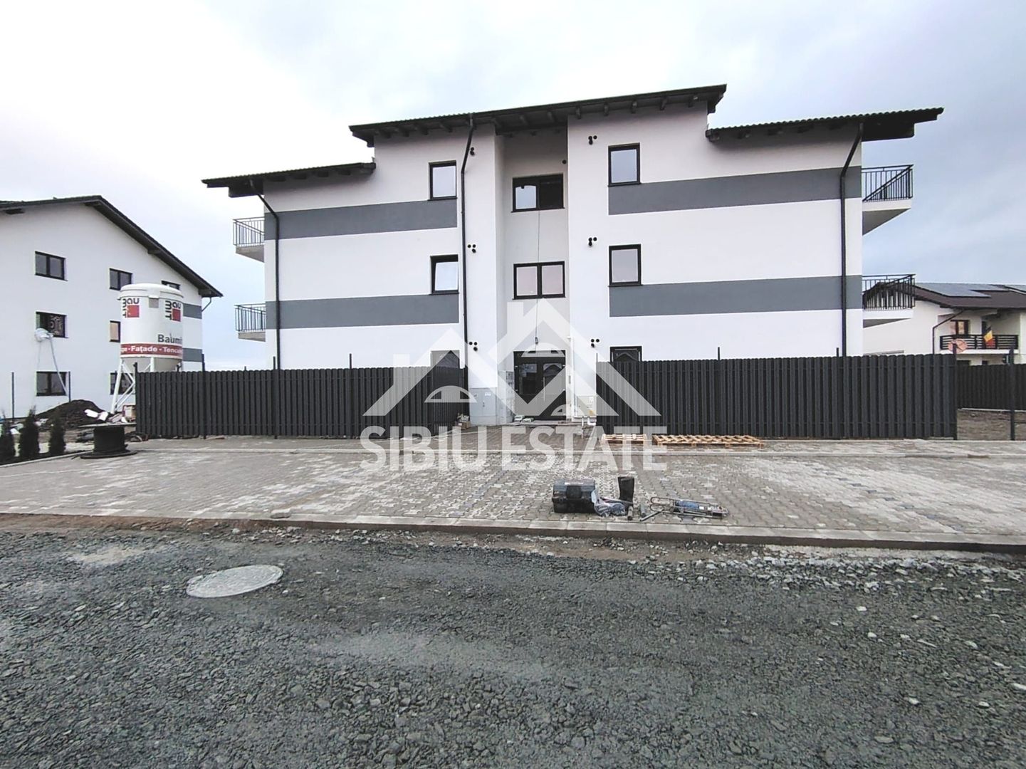 Apartament Selimbar, 2 camere, balcon cu boxa, parcare, NOU - Poză 4