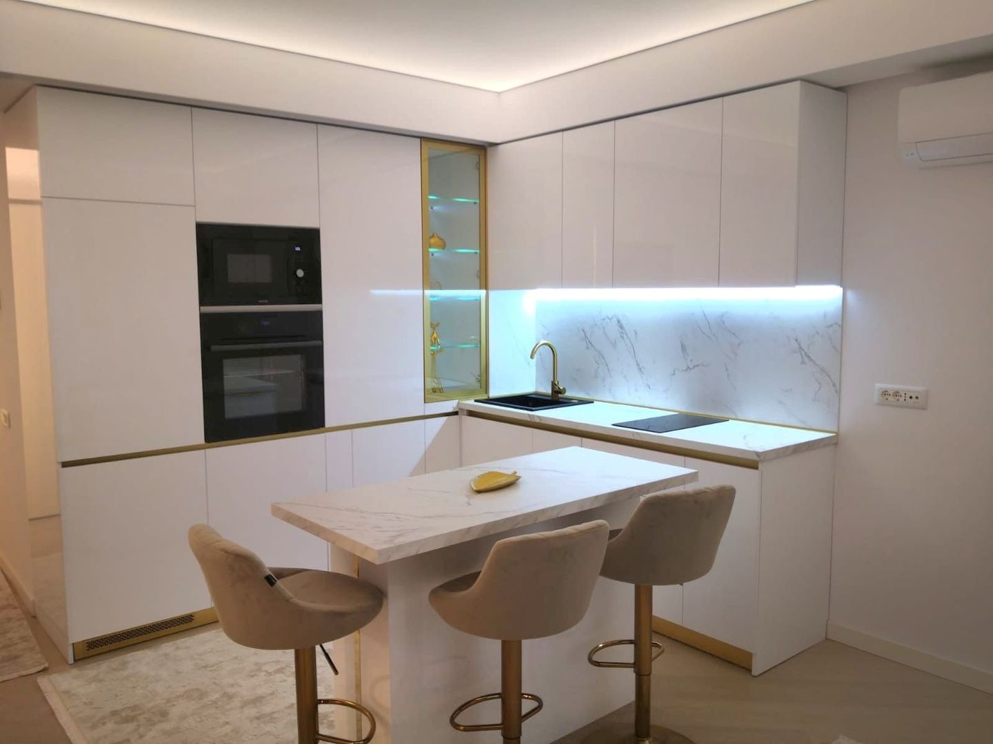 PRIMA INCHIRIERE APARTAMENT DOUA CAMERE SUPERB CORTINA NORTH - Poză 2