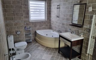 De închiriat apartament ultracentral, utilat, 3 camere, 2 băi, 140 m² - Poză 4