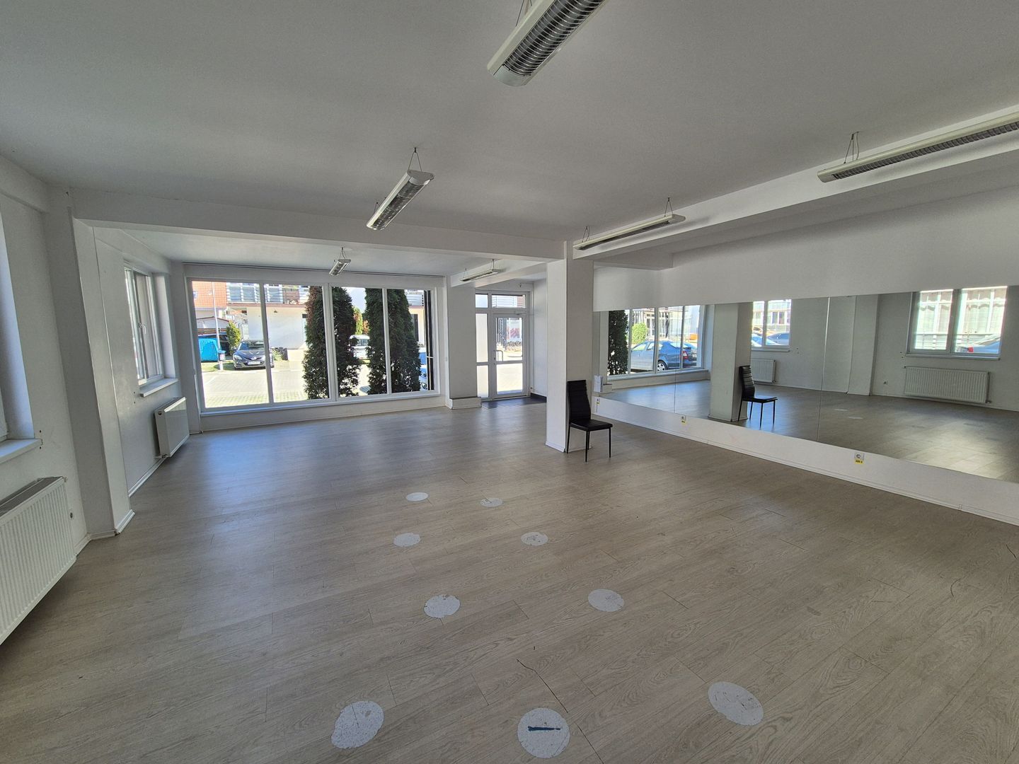 Spatiu comercial 109,54 mp + teren 222 mp + 2 locuri de parcare - Varteju - Poză 2