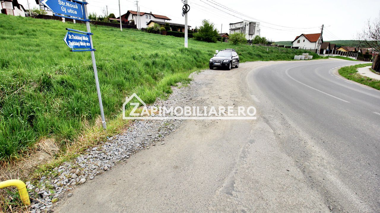 Teren Corunca la sosea cu utilitati 2 parcele de 500mp. - Poză 1