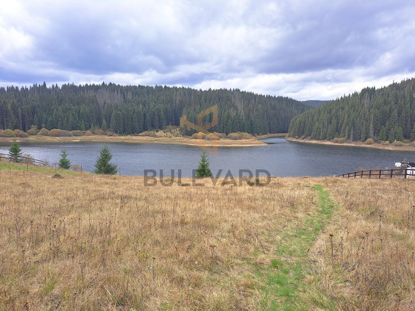 Proprietate unica! Teren generos cu iesire la lac! - Poză 5