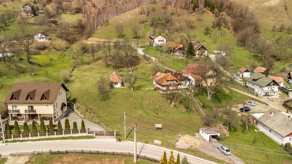 Domeniu de 6.500 mp teren+casa parinteasca,in magia Bucegilor,Moieciu, Brasov. - Poză 1