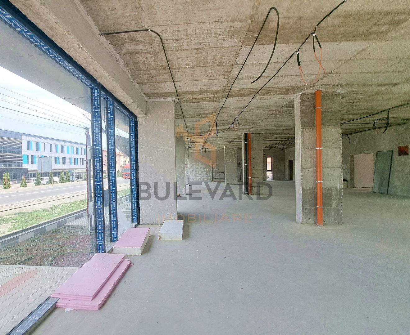 Cladire comerciala situata la drum intens circulat, 1365 mp utili + 20 parcari - Poză 17