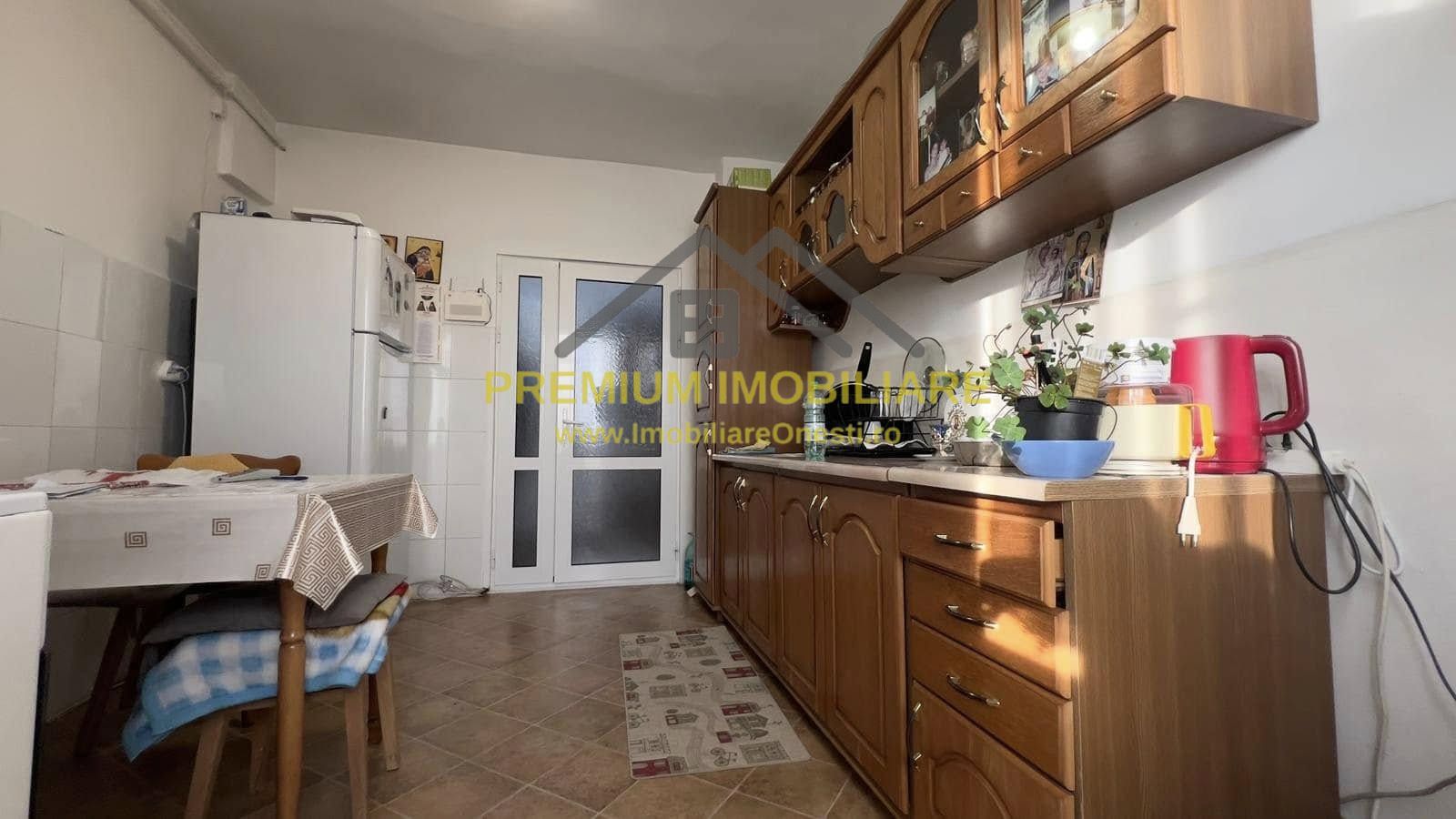 Apartament 3 Camere - Decomandat - Zona de jos - Poză 3