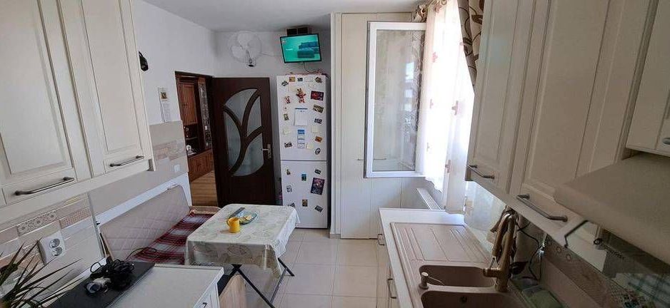 Ap 2 cam 55 mp terasă 8 mp, Baciu - opt. parcare sub bloc - Poză 3