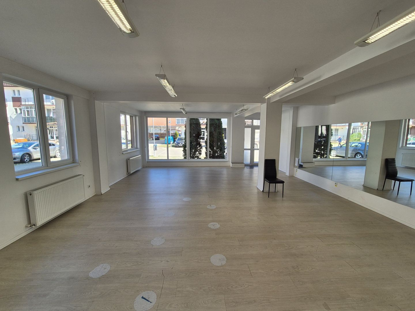 Spatiu comercial 109,54 mp + teren 222 mp + 2 locuri de parcare - Varteju - Poză 1