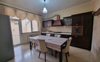 Vila generoasa de inchiriat intr o zona principala a orasului - Poză 15