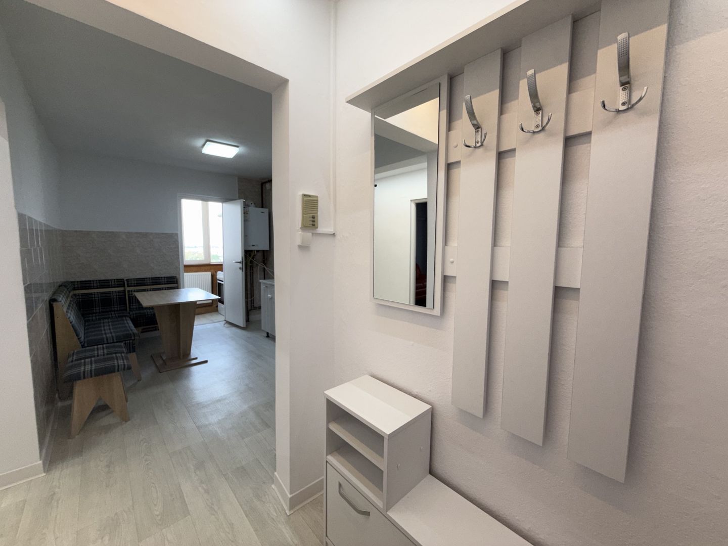 Apartament 3 camere, decomandat, renovat recent, Aradul Nou - Poză 2