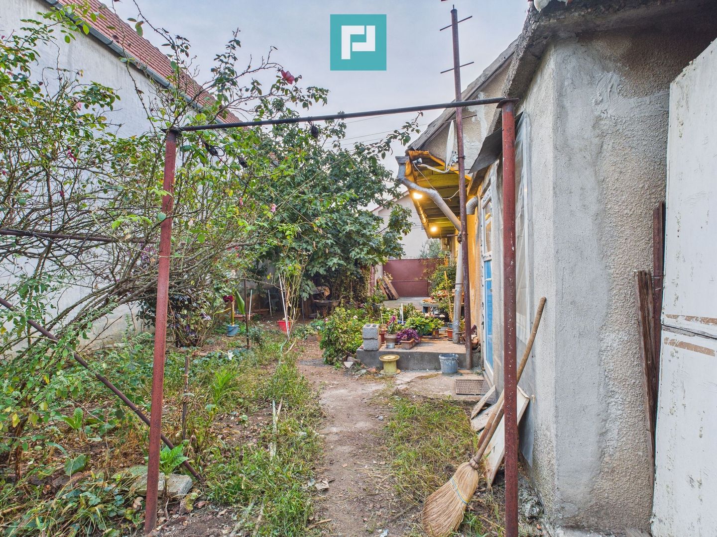 Casă modestă cu 3 camere în Aradul Nou - Poză 2