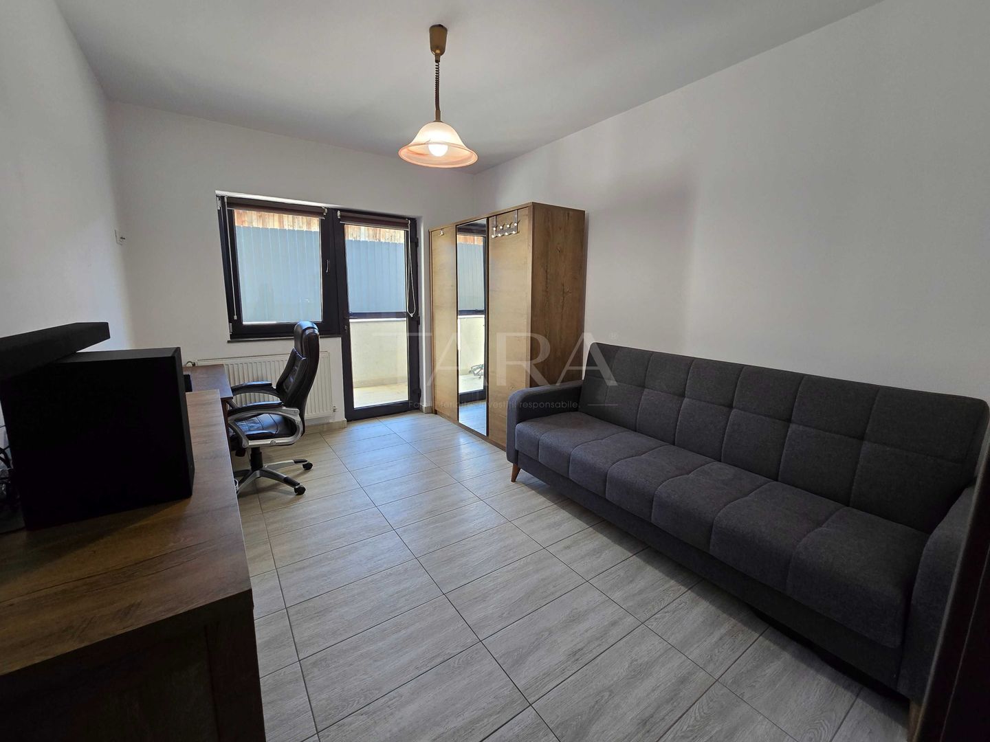 Apartament cu 3 camere si gradina, zona centrala a localitatii - Poză 3