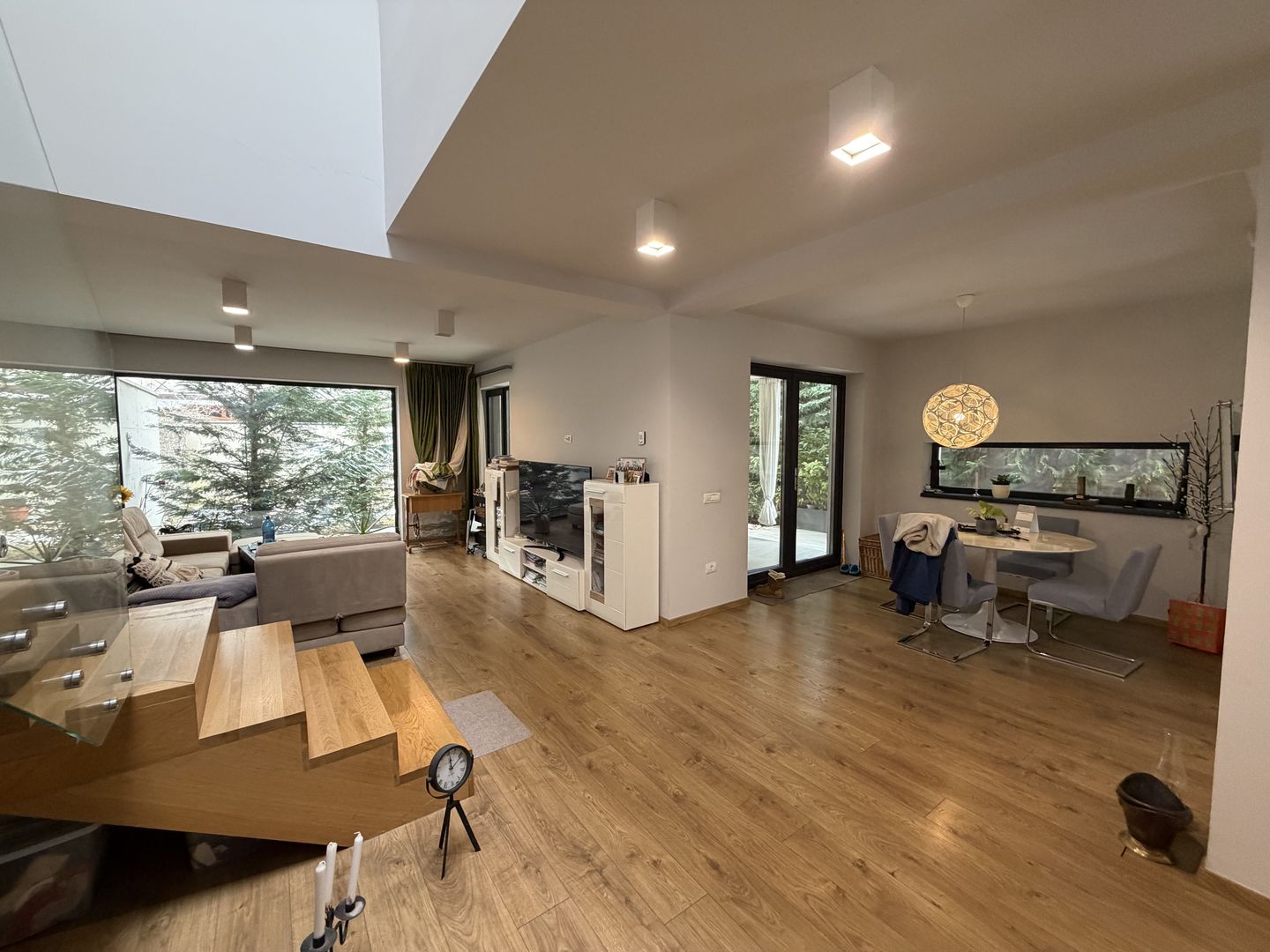 Duplex modern – arhitectură contemporană, spații luminoase - Poză 5