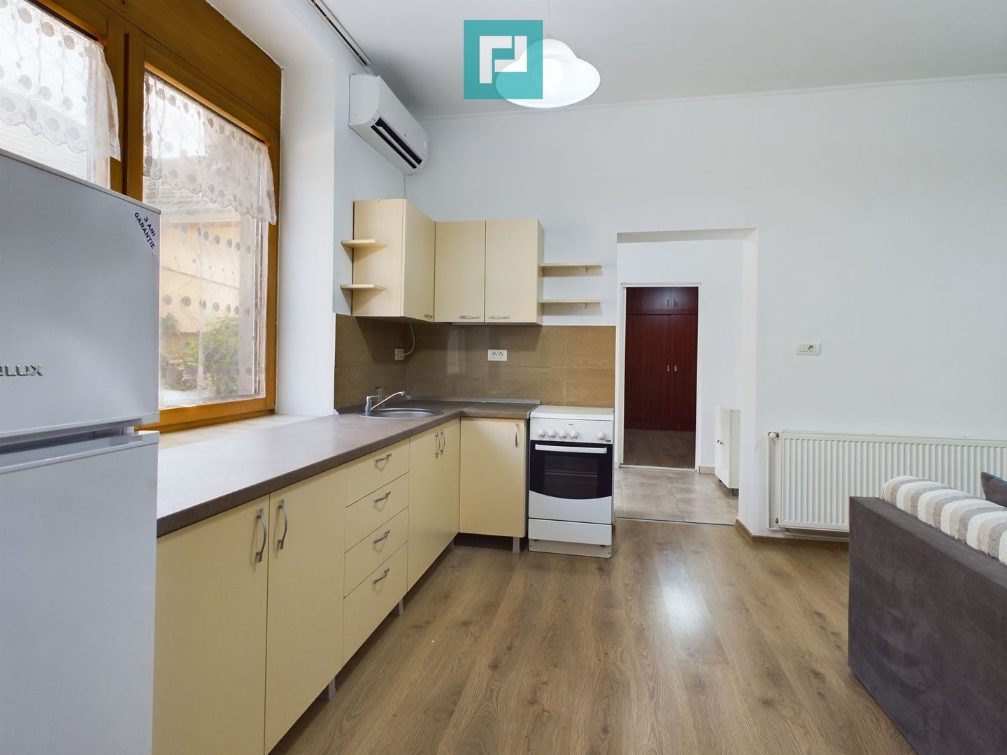 Apartament cu 3 camere la curte comună în Grădiște - Poză 8