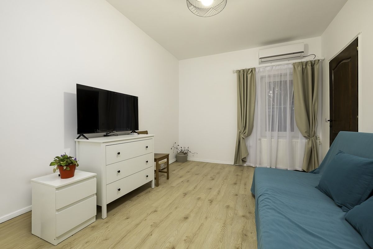 Închiriez apartament 2 camere la curte, Piața Muncii, centrală proprie - Poză 1