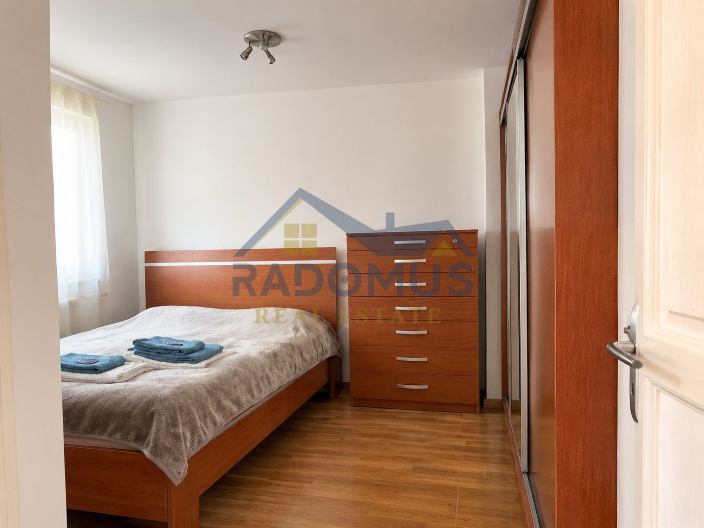 De închiriat – Garsonieră dublă | 350 €/lună | Central - Poză 1