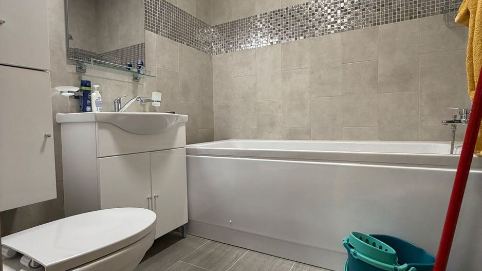 Apartament 3 camere, 2 bai, balcon, etaj intermediar, parcare - Poză 9