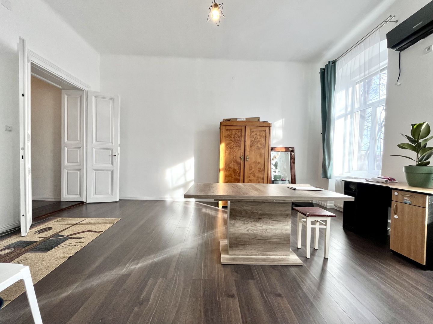 Un apartament care îți oferă orașul la un pas și vedere la Bega - Poză 3