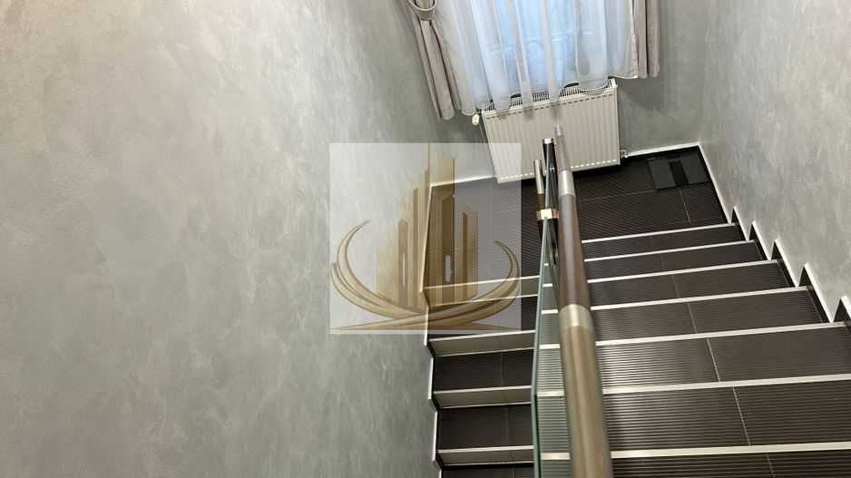 Casă premium cu panouri solare, stație EV, anexă locuibilă și grădină - Poză 18