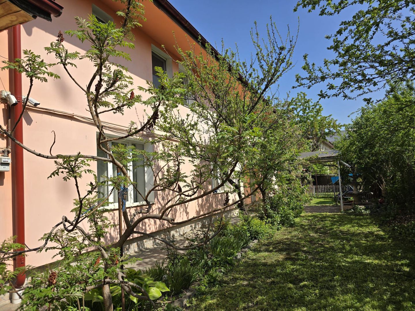 Casă cu grădină in zonă centrală - Poză 1