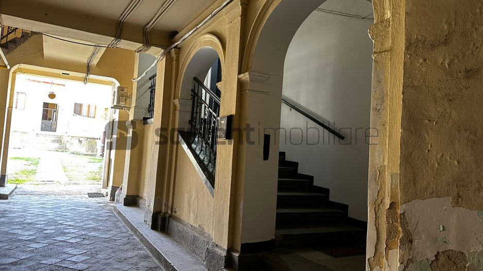 Apartament la casa cu 4 camere si acces auto, ultracentral - Poză 1