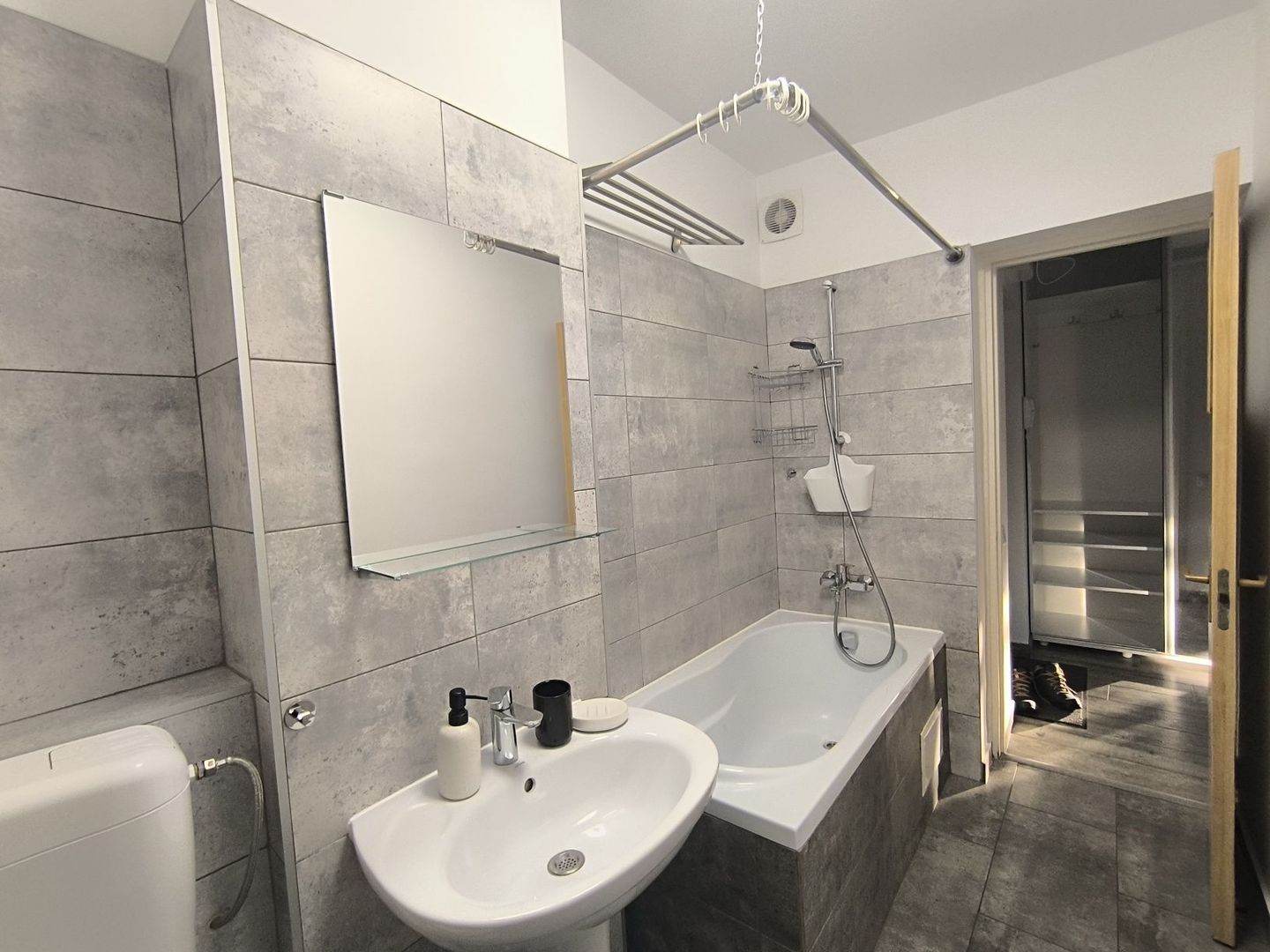 Apartament 2 camere, etaj 1, liber și spațios, vedere parc Titanii - Poză 1