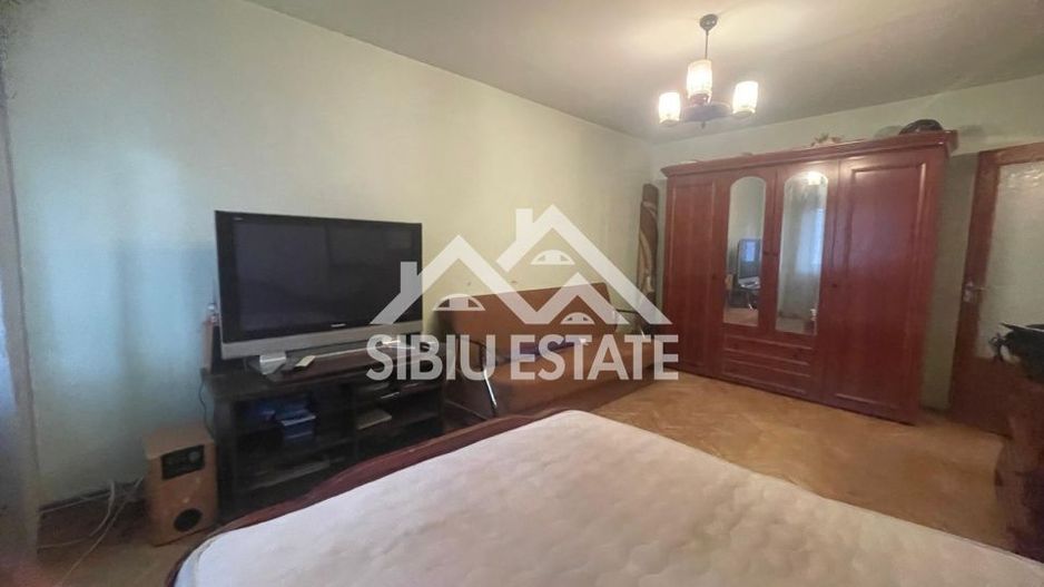 Apartament de vanzare cu 3 camere, decomandat,  2 balcoane, pivnita - Poză 4