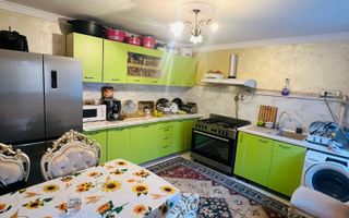 Casa cu teren , ULTRACENTRAL , singur in curte - Poză 5