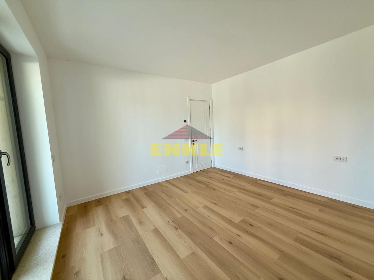 Apartament de lux, 5 minute de Botoșani, 109 mp utili+terasă si curte - Poză 6