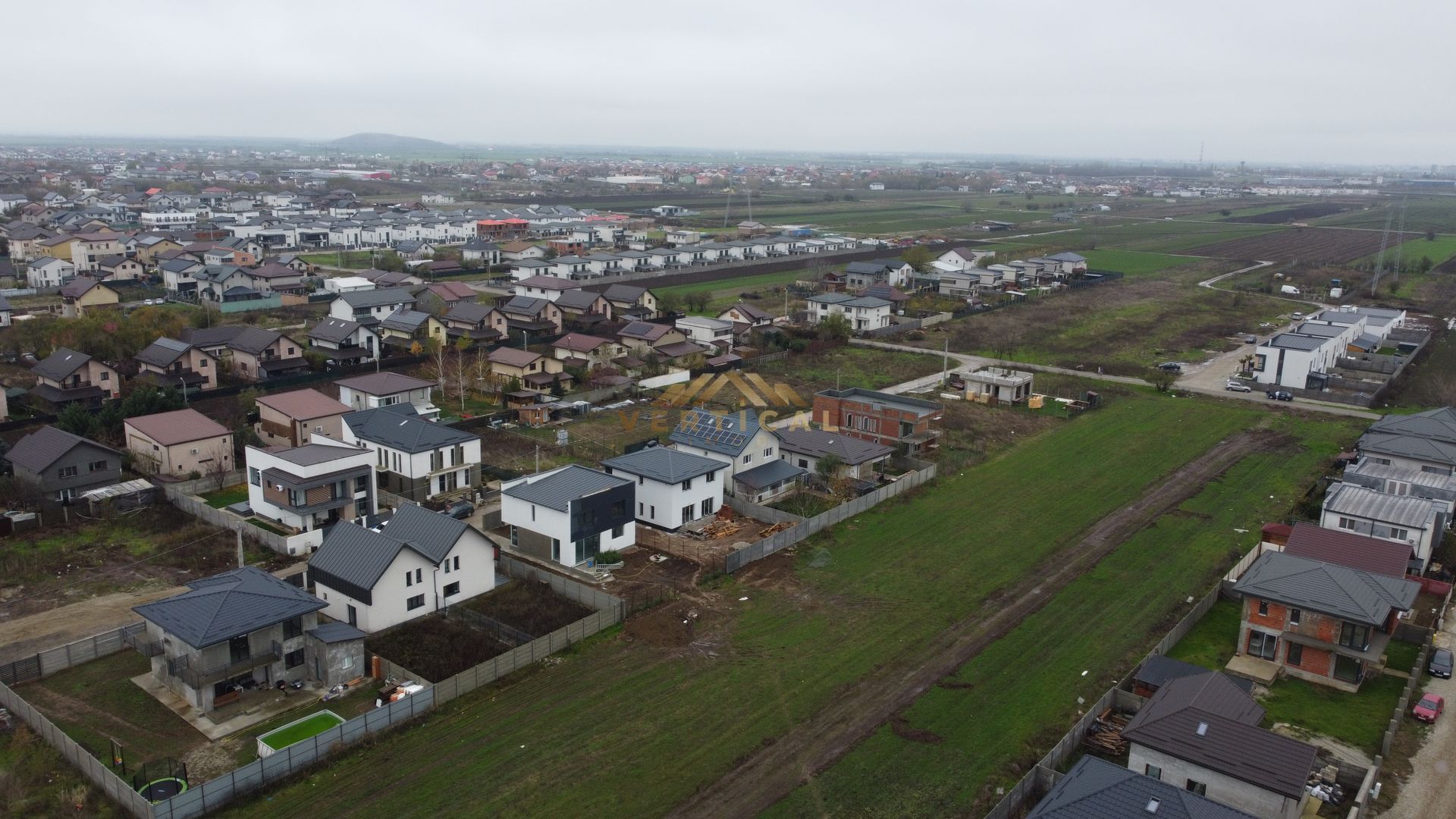 ZONA SUPERBA INTRE CASE - Poză 1