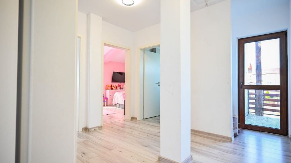 Casa individuală de vânzare Sânpetru, 5 camere, garaj, foișor, curte - Poză 9