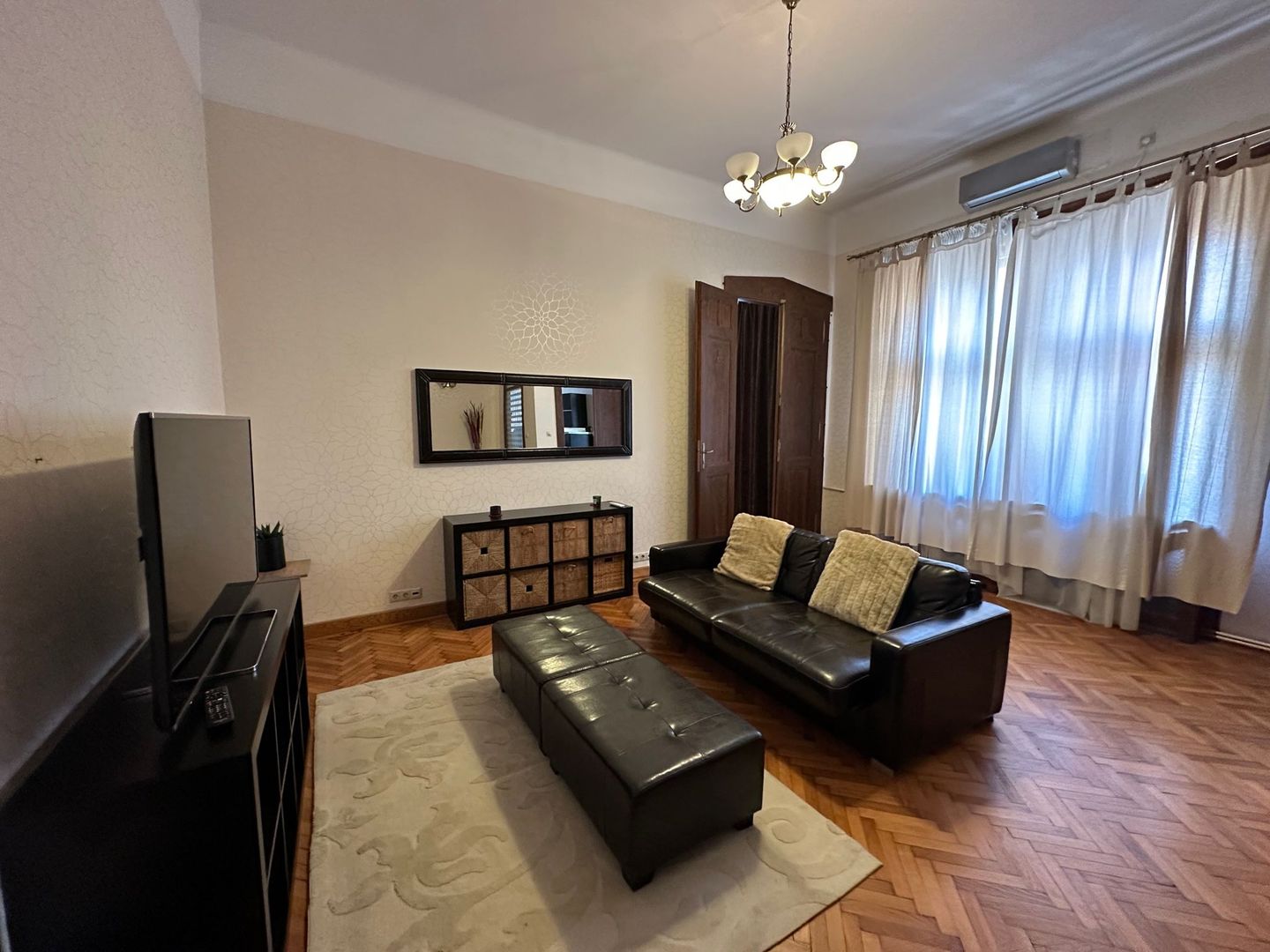 Apartament in Piata Victoriei - Poză 1
