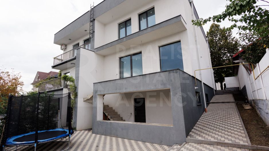 CASĂ DE VÂNZARE ÎN DUMBRAVA SUPRAFAȚA DE 300 MP + TEREN 3.5 ARI - Poză 3