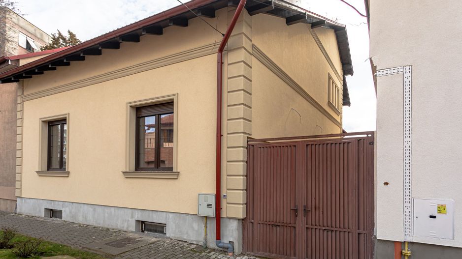 Casă / Vilă semifinisată cu destinații multiple zona centrală - Poză 1