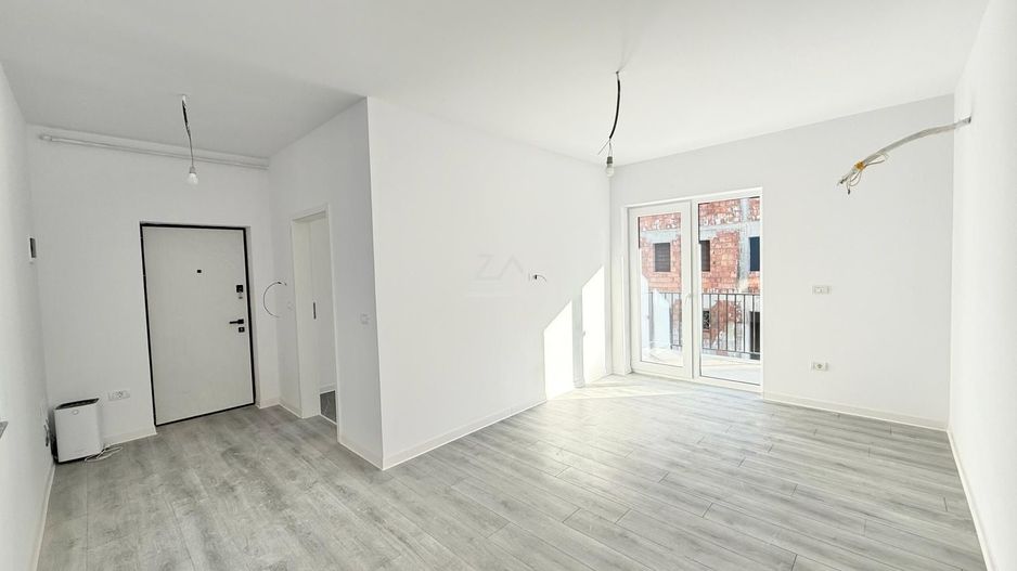 Disponibil imediat. Etaj 1. Bucatarie inchisa. Loc de parcare. Drum asfaltat. - Poză 1