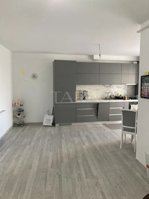 Vând apartament mobilat complet, opțiune parcare subterană. - Poză 2