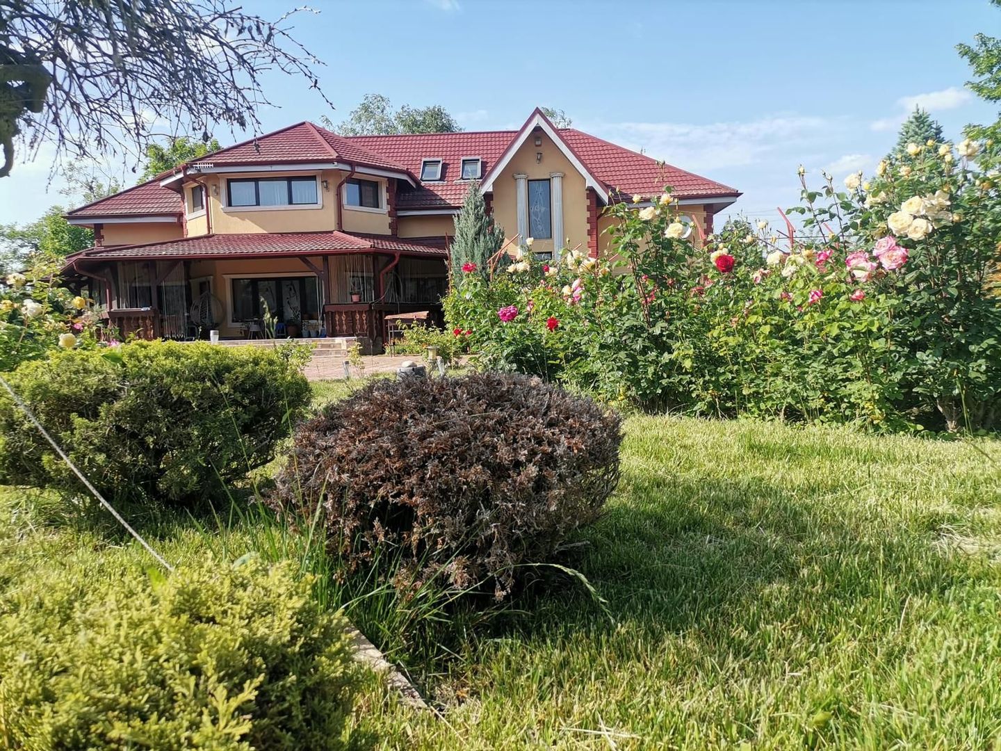 Vilă de lux mobilata/utilata cu terasa+foisor, garaj,gradina si livada - Poză 3