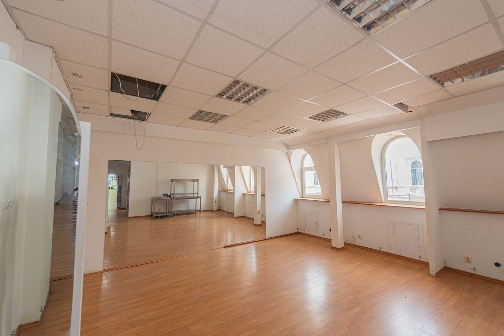 Spatiu comercial de inchiriat, 9 camere, 3 bai, Universitate, 120mp - Poză 2