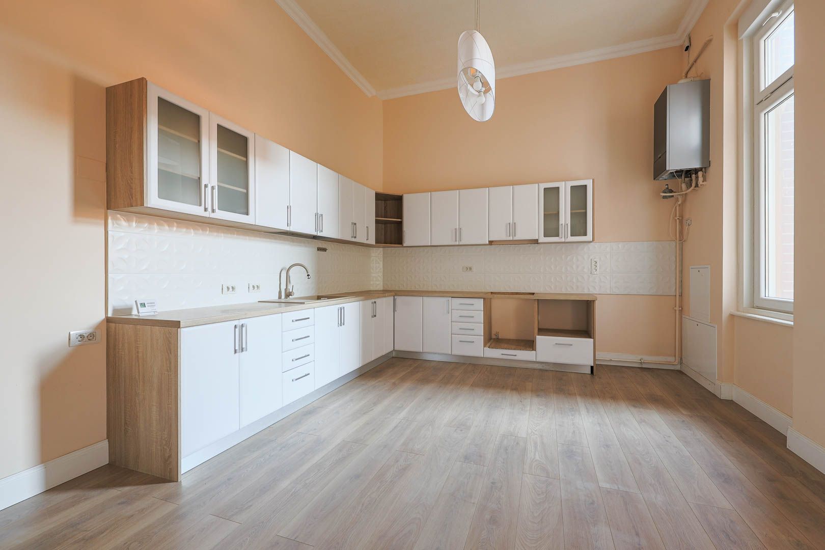 VANDUT.  Descoperă eleganța istorică în inima Aradului! - Poză 6