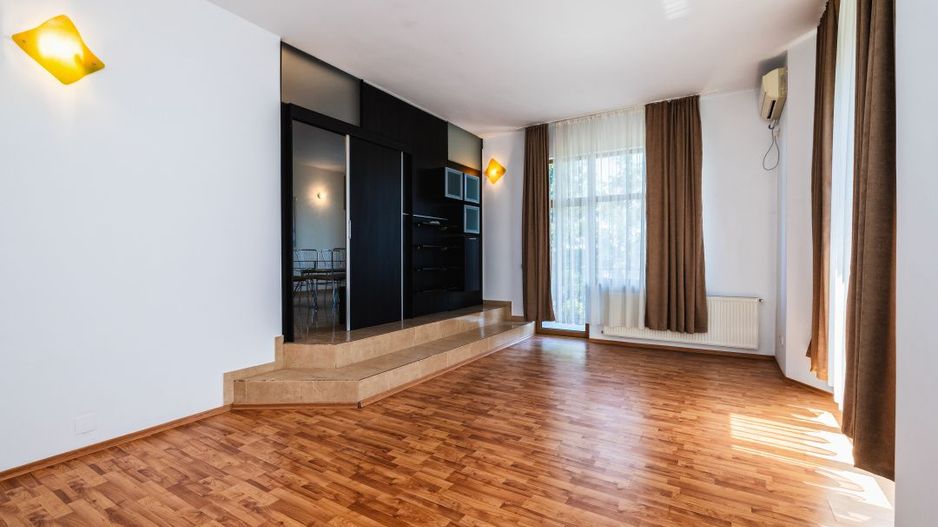 Apartament în vilă - Acces independent - Investiție & business - Nicolae Dobrin - Poză 2