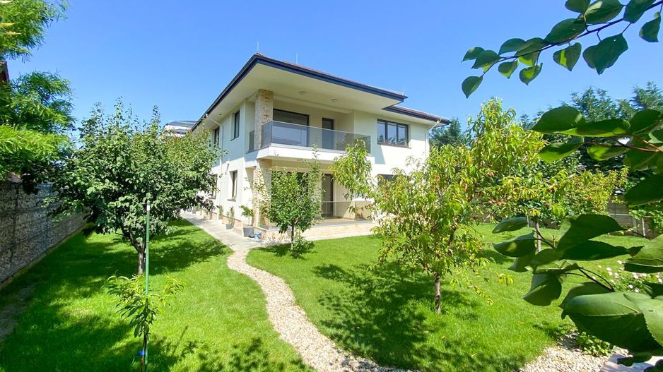 Vânzare vilă 8 camere | Grădină 500mp | 3 locuri de parcare - Poză 1