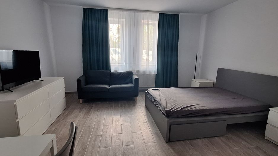 Apartament central cu o camera si loc de parcare - Poză 3