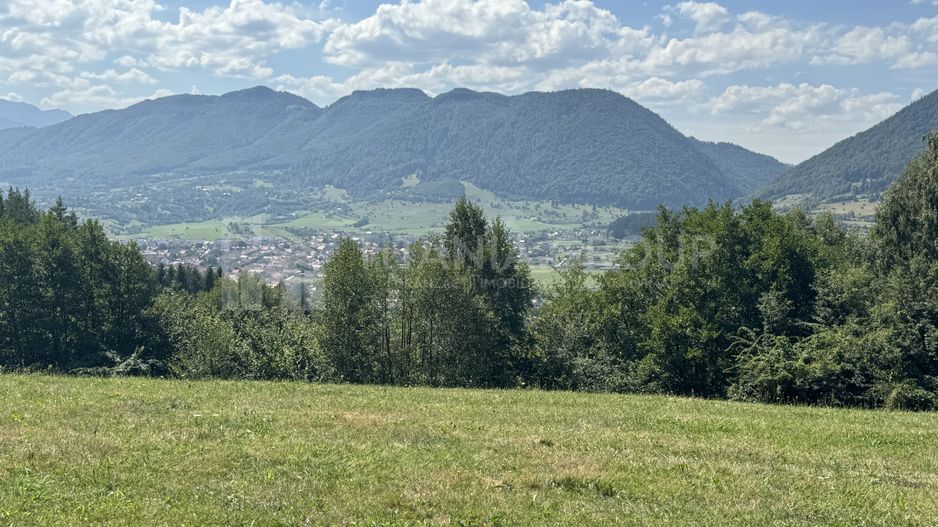 Platou montan, 6631 mp intravilan, electricitate,  langa pădure - Poză 1
