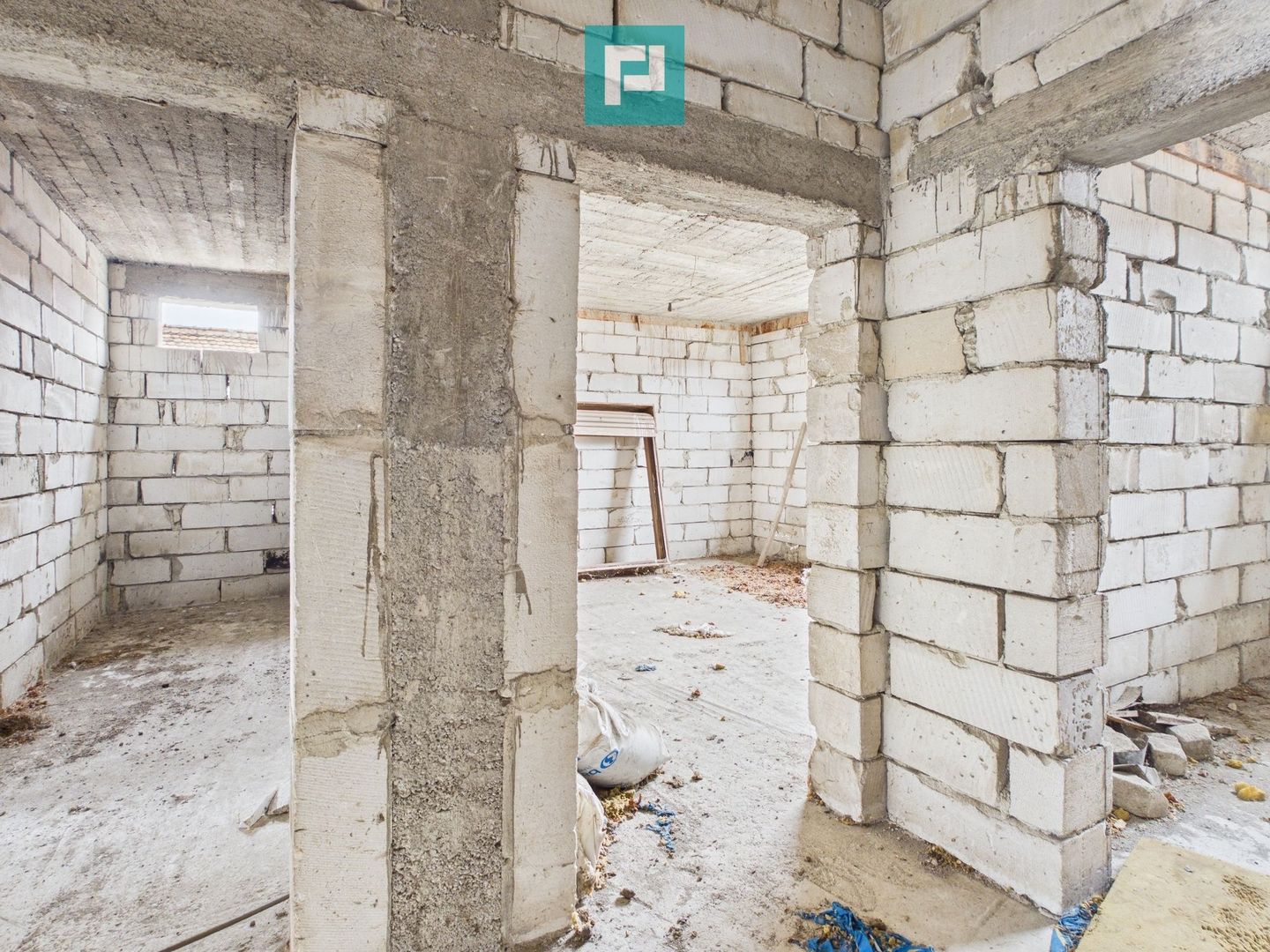 Casă la roșu în localitatea Almaș, Arad. - Poză 12