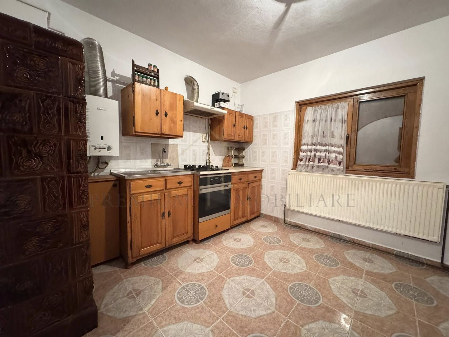 Casa + Spațiu comercial de vânzare în Onesti - Poză 2